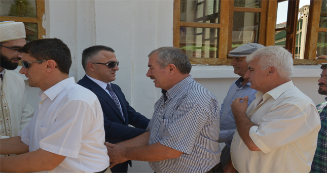 Vali Bilgin, Cuma Namazı sonrasında vatandaşlarla bayramlaştı