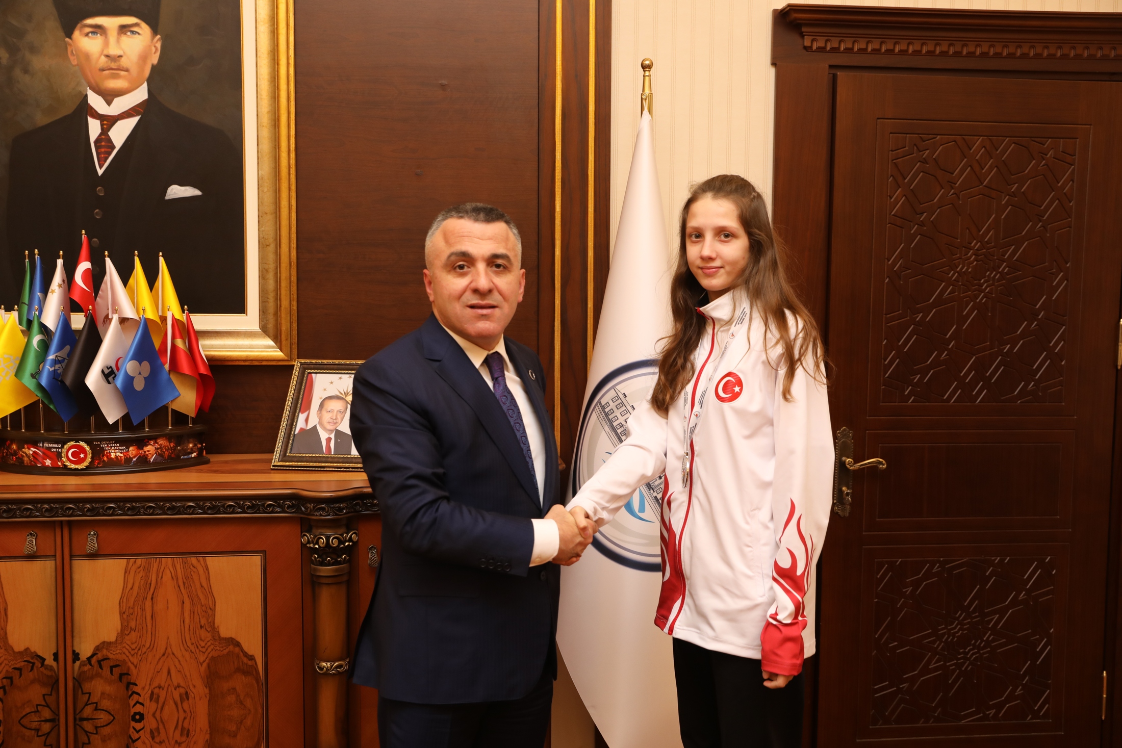 Vali Bilgin, Milli Sporcu Çakal’ı Ödüllendirdi