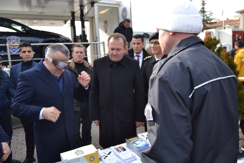 Simülasyon aracı ile emniyet kemeri eğitimi verildi