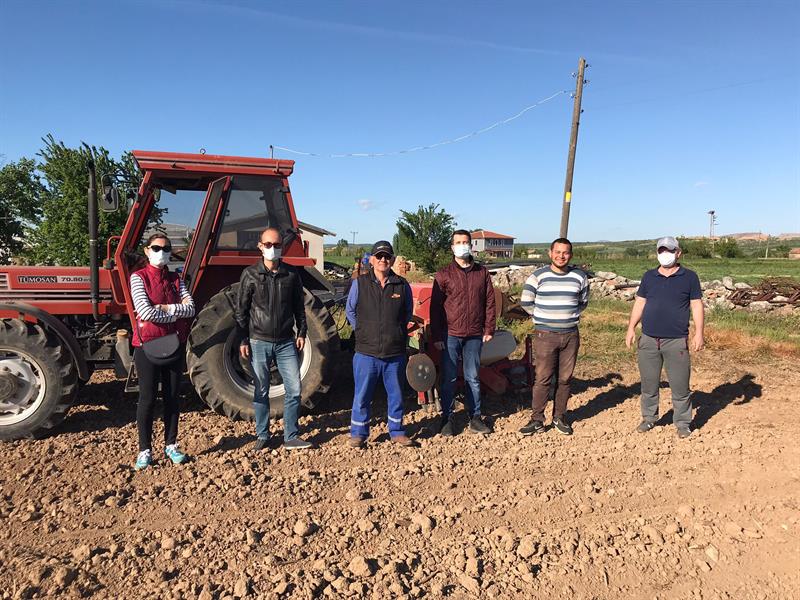 Tarımsal üretim genç çiftçilerle devam ediyor