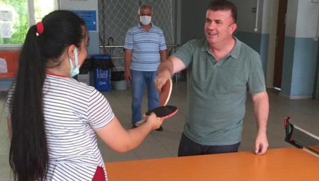 Öğrencilerle Masa tenisi oynadı