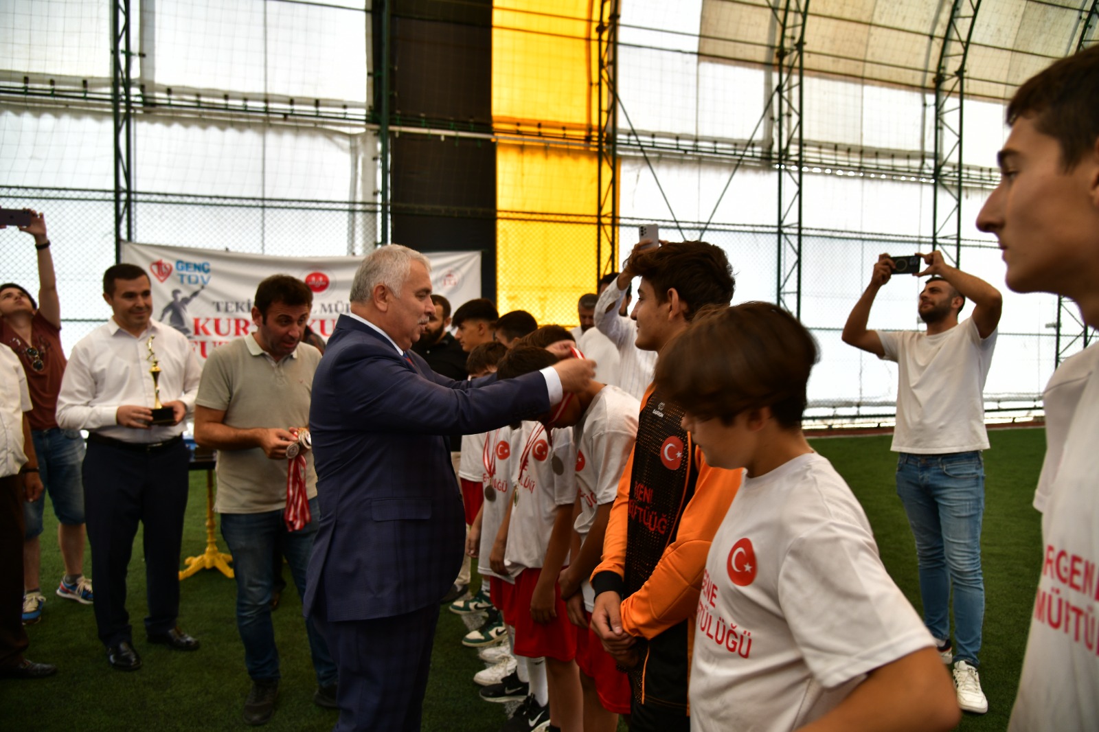 Vali Aziz Yıldırım Öğrencilere Madalya ve Kupalarını Taktim Etti