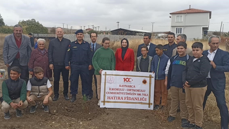Pınarhisar ve Kaynarca'da Öğrenciler Fidanları Toprakla Buluşturdu