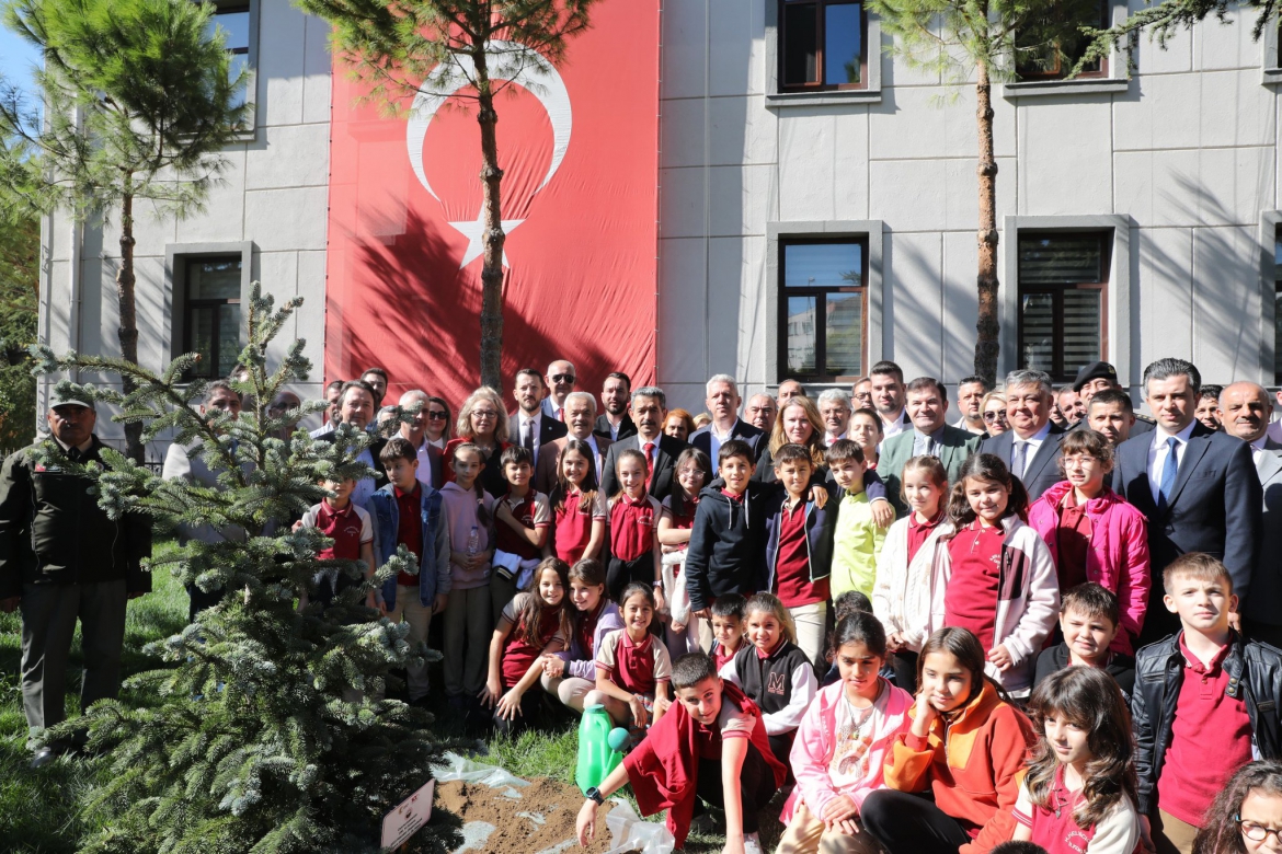 Rektör Yardımcısı Çağlar Fidan Dikimine Katıldı