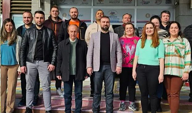 Teşekkür Plaketi Takdim Etti