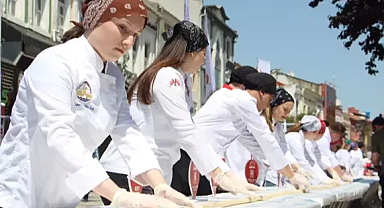 Edirne'de 22 metre uzunluğunda badem ezmesi yapıldı 