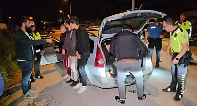 Edirne'de 'dur' ihtarına uymayan otomobilde balık istifi 14 kaçak göçmen yakalandı, 3 kişi kaçtı 