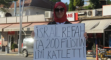 İsrail'in Filistin'e Saldırılarını Tek Başına Protesto Etti