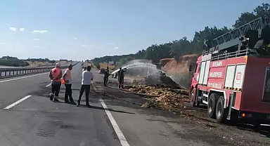 Edirne'de, seyir halindeki traktöre bağlı 2 römork ve üzerindeki saman balyaları yandı