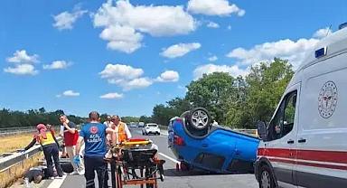 TEM'de otomobil devrildi: 1'i çocuk 5 yaralı 