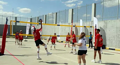 Türk, Yunan ve Alman öğrencilerden Türkiye-Yunanistan sınırında voleybol dostluk maçı 