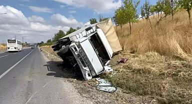 Kamyonet yan yattı; sürücü yara almadan kurtuldu 
