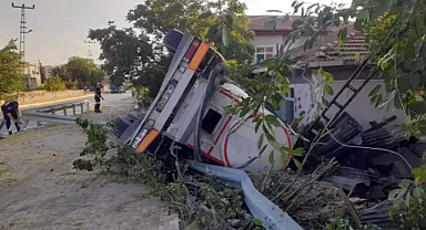 Tanker evlerine çarptı; bomba patlaması ya da deprem olduğunu sandılar