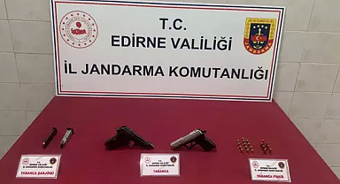 Edirne’de durdurulan araçta ruhsatsız silahlar ele geçirildi