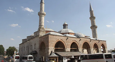 Edirne Eski Cami'yi Özel Kılan Unsurlar: Kutsal Rükn-ü Yemani Taşı ve Tarihi Olaylar 