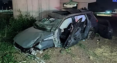 Kavşakta bariyere çarpan otomobilin motoru fırladı, sürücüsü ağır yaralı