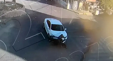 Otomobilin çarptığı motosikletlinin ağır yaralandığı kaza kamerada
