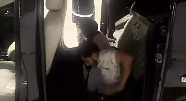 Otomobilin koltuğunun altında 2 kaçak göçmen yakalandı; nefes alabilmeleri için 'hortum sistemi' kurulmuş