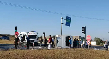 Tekirdağ'da hafif ticari araç, servis midibüsüne çarptı: 11 yaralı