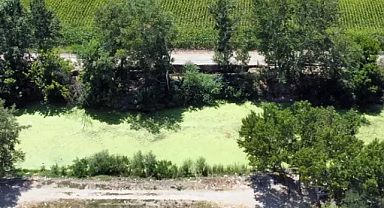 Tunca Nehri kurudu, yanındaki yolda 2 metrelik yarık ve çökme oldu