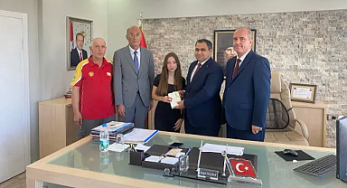 Vize Kaymakamı Kemal Balaban'dan İlçe Birincisi Rümeysa Gocuklar'a Ödül