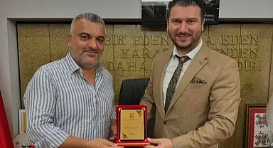 Babaeski Belediye Başkanı Dr. Fırat Yayla, Erol Çakır'a Teşekkür Plaketi Takdim Etti