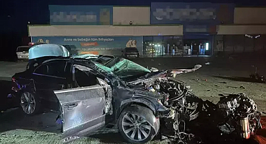 Bariyerlere çarpan otomobilin motoru koptu: 1’i ağır 2 yaralı