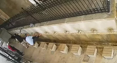 Cami şadırvanında unutulan ceketten hırsızlık kamerada