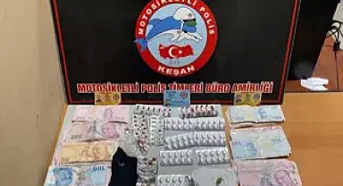Durdurulan otomobilden 240 uyuşturucu hap ile esrar çıktı; 2 gözaltı