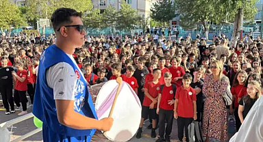 Edirne'de öğrenciler, davul ve zurna ekibinin oyun havalarıyla dersbaşı yaptı