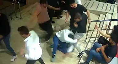Eğlence merkezinde alınan fazla hesaba itiraz eden 2 arkadaşın dövülmesi kamerada