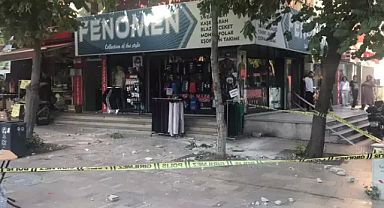 Kaldırımda yürürken üzerlerinde beton parçası düşen anne- kız yaralandı