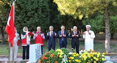 Kırklareli Valisi Uğur Turan'dan Ayağının Tozuyla Şehitlere Saygı Ziyareti