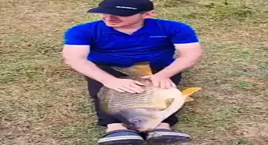 Oltayla yakaladığı dev balığı bacaklarının üzerinde bebek gibi salladı