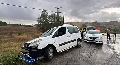 Sürücüsünün kaçarken kaza yaptığı araçta 3 göçmen yakalandı