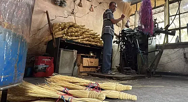 Yarım asırlık süpürge ustası, teknolojiye yenik düşen mesleğini yaşatmaya çalışıyor