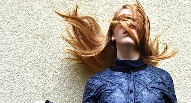 Yazın Yıpranan Saçlarınızı 2 Haftada Nasıl Eski Haline Getirirsiniz? İşte En Etkili Tedavi Yöntemleri!