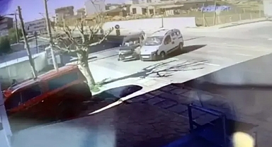 15 yaşındaki sürücünün seyir halinde ve park halindeki araçlara çarptığı kaza kamerada