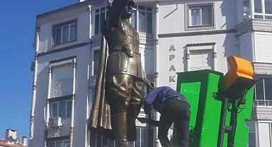 Babaeski Belediyesi Atatürk Meydanı'ndaki Anıtı Temizledi ve Bayrak Direklerini Yeniledi