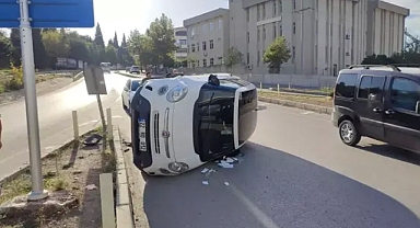 Beton refüje çarpan otomobil devrildi: 1 yaralı