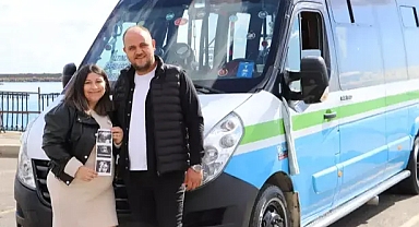 Çocuklarının cinsiyetini, minibüsün süslendiği renkten öğrendiler