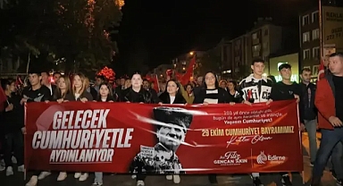 Edirne’de 101. Yıl Cumhuriyet Coşkusu: ‘Zaferden Cumhuriyete Fener Alayı’ İle Sokaklar Aydınlandı