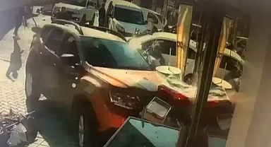 Fren yerine gaza bastı, önce yayaya sonra markete çarptı