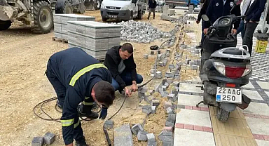 Keşan'da düzenleme yapılan caddede kablolar çalındı, parke taşları tahrip edildi