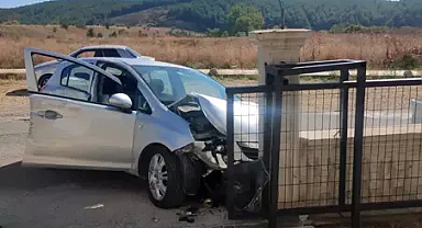 Otomobil duvara çarptı: 2 yaralı