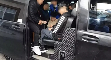 Takibe alınan 2 hafif ticari araçta 12 göçmen ile 3 organizatör yakalandı