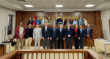 Üniversiteler Arası Münazara Yarışmasında Hukuk Öğrencileri Kıyasıya Yarıştı