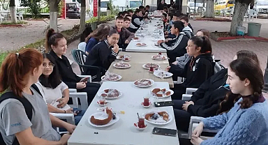 Üsküp Belediye Başkanı Halil Çallı, Taşımalı Eğitim Öğrencileriyle Bir Araya Geldi