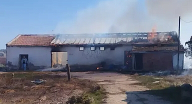 Anız yangını depoya sıçradı, 15 ton buğday ve 500 saman balyası kül oldu