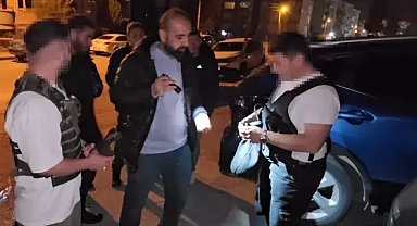 Çelik yelek giyerek, oyuncak tabanca ile vatandaşı korkutan 2 kişiye gözaltı